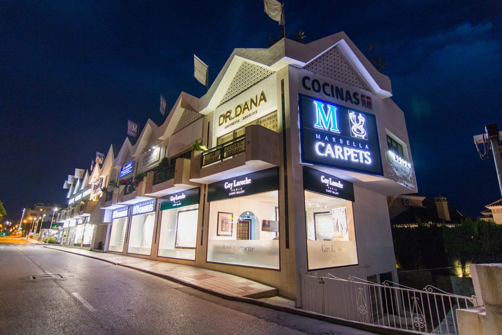 Фасад салона Marbella Carpets на Золотой миле вечером